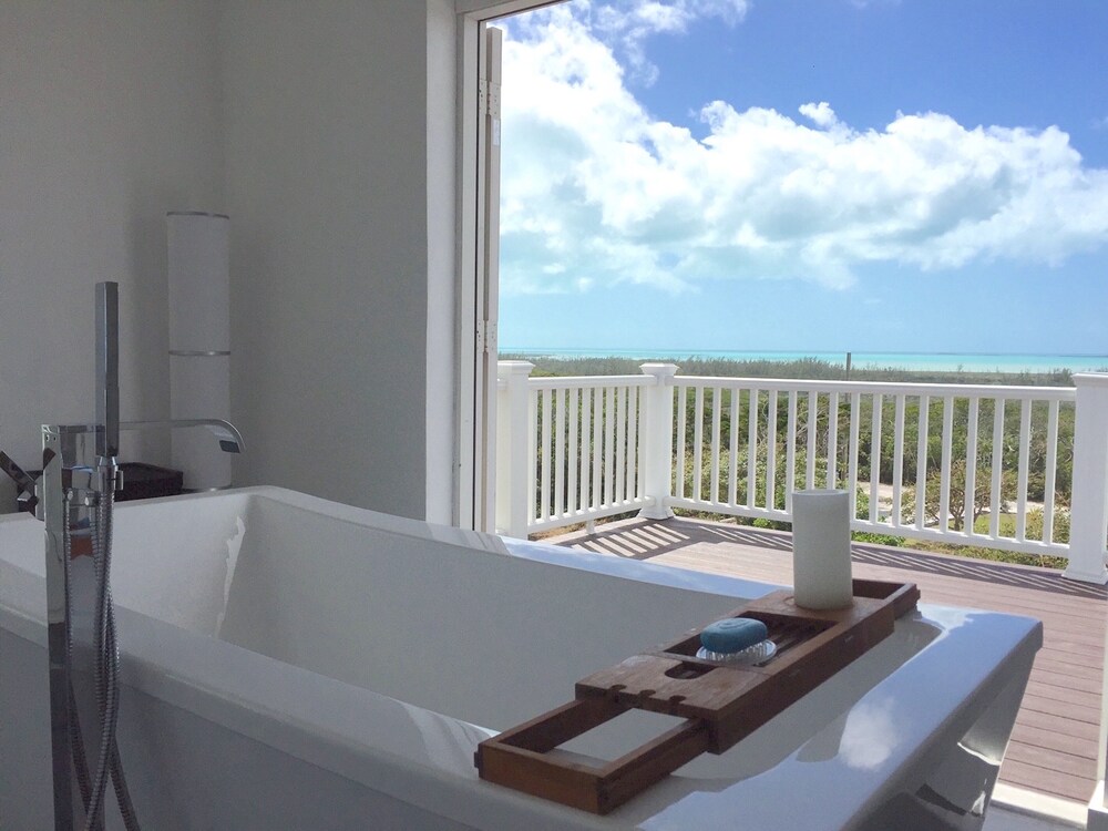 Luxurious & Modern Spacious Estate, Ocean Views, Beach Access in Stella Maris, Bahamas