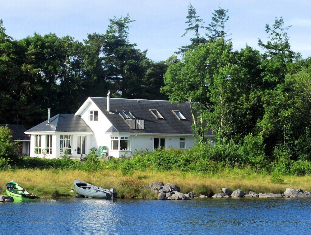 Quiet, romantic family cottage, shores of Lake Corrib, Connemara, Co