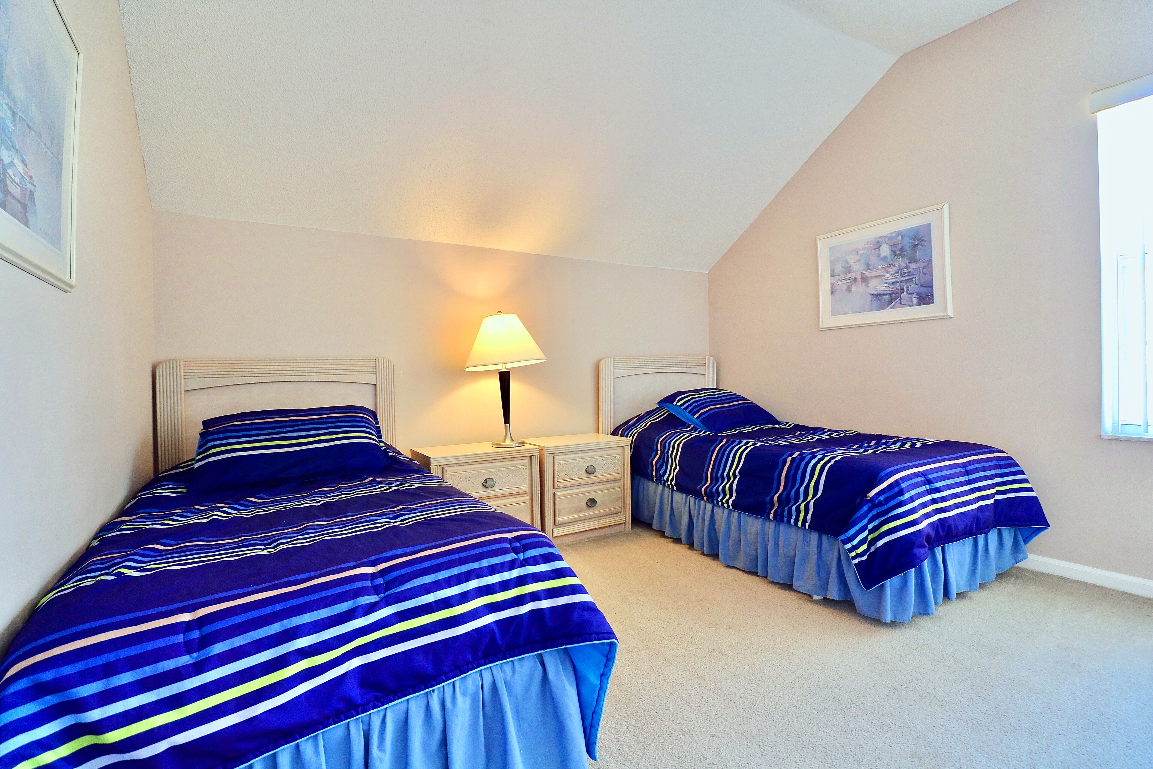 ディズニーのロケーションには プールとキングサイズの4柱ベッドが備わります 口コミ 部屋写真 料金 お得情報 エクスペディア