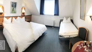 Hypo-allergenic bedding, in-room safe, desk, blackout curtains
