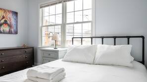 6 bedrooms, Egyptian cotton sheets, premium bedding, memory foam beds