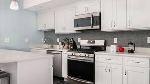 Full-size fridge, microwave, oven, stovetop