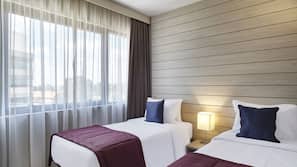Frigobar, cofres nos quartos, escrivaninha, cortinas blackout