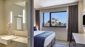 Frigobar, cofres nos quartos, escrivaninha, cortinas blackout