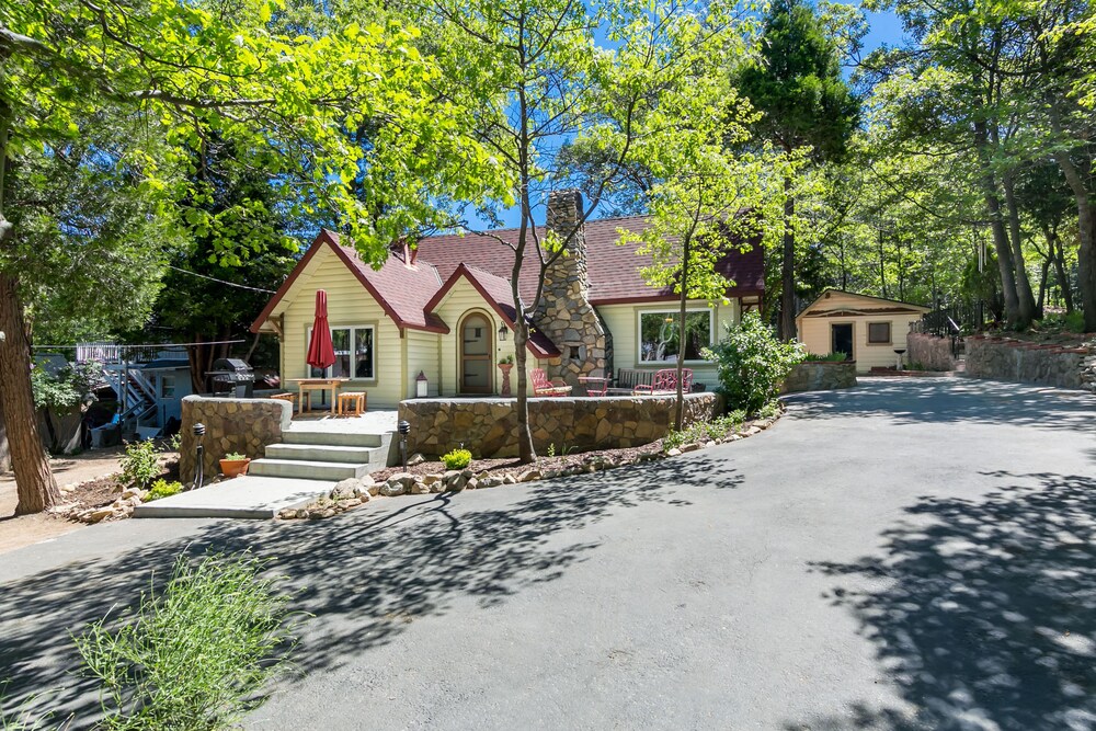Two mountain cabins included! Walk everywhere downtown and Lake Gregory