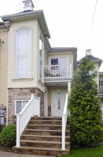 Hotels Near Jersey Gardens Outlet Mall Newark Top 10 By Glorious Mornings Townhouse