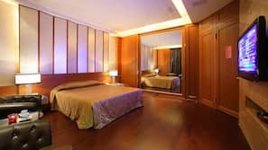Premium bedding, individually decorated, individually furnished, desk