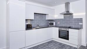 Full-sized fridge, microwave, hob, toaster