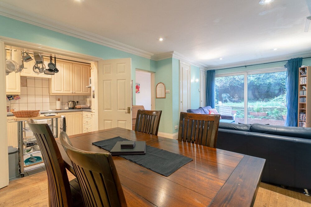 2 Bedroom Apartment With Garden In Chelsea In London Hotel