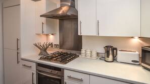 Full-sized fridge, microwave, oven, hob