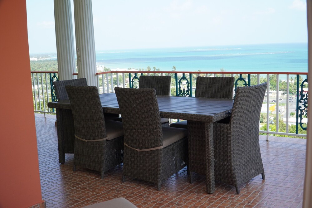 5 STAR GRAND VILLA, STUNNING VIEWS! A/C! POOL! Luquillo Beach, Kiosks