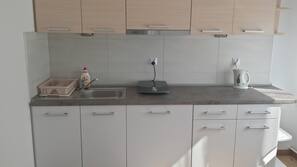 Kühlschrank, Mikrowelle, Ofen, Wasserkocher