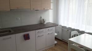 Kühlschrank, Mikrowelle, Ofen, Wasserkocher