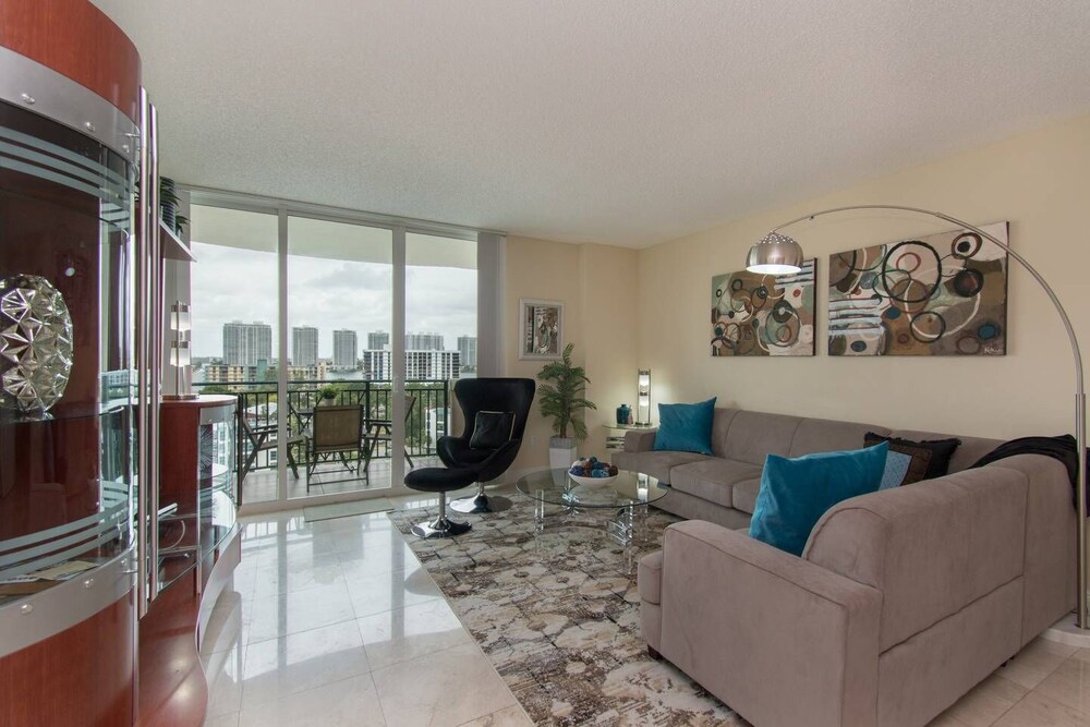 Beautiful Modern 2bd/2bth Apt. min to beach 🌴 ⛱️ 🏊♀️ 𝘉𝘺 𝘋𝘦𝘴𝘪𝘨𝘯𝘦𝘥𝘝𝘙