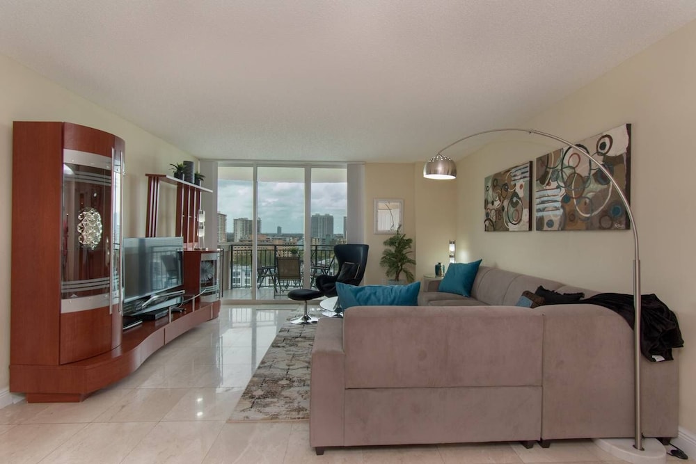 Beautiful Modern 2bd/2bth Apt. min to beach 🌴 ⛱️ 🏊♀️ 𝘉𝘺 𝘋𝘦𝘴𝘪𝘨𝘯𝘦𝘥𝘝𝘙