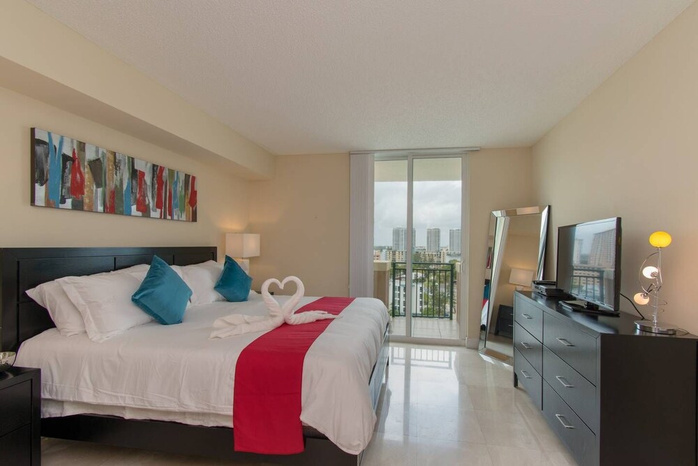 Beautiful Modern 2bd/2bth Apt. min to beach 🌴 ⛱️ 🏊♀️ 𝘉𝘺 𝘋𝘦𝘴𝘪𝘨𝘯𝘦𝘥𝘝𝘙