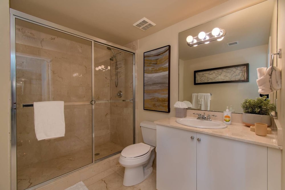 Beautiful Modern 2bd/2bth Apt. min to beach 🌴 ⛱️ 🏊♀️ 𝘉𝘺 𝘋𝘦𝘴𝘪𝘨𝘯𝘦𝘥𝘝𝘙