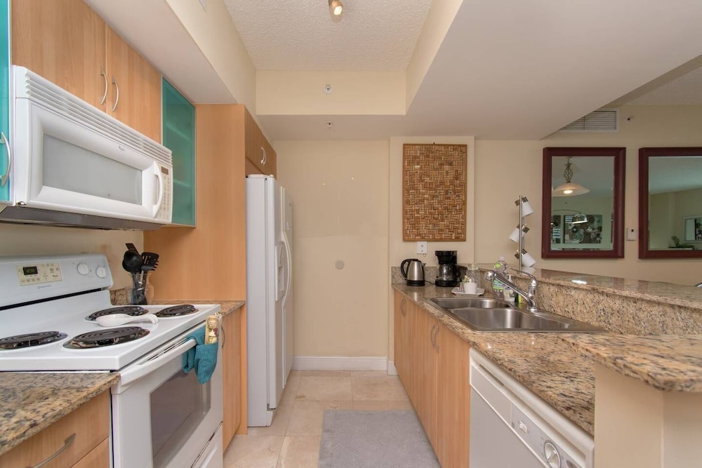 Beautiful Modern 2bd/2bth Apt. min to beach 🌴 ⛱️ 🏊♀️ 𝘉𝘺 𝘋𝘦𝘴𝘪𝘨𝘯𝘦𝘥𝘝𝘙