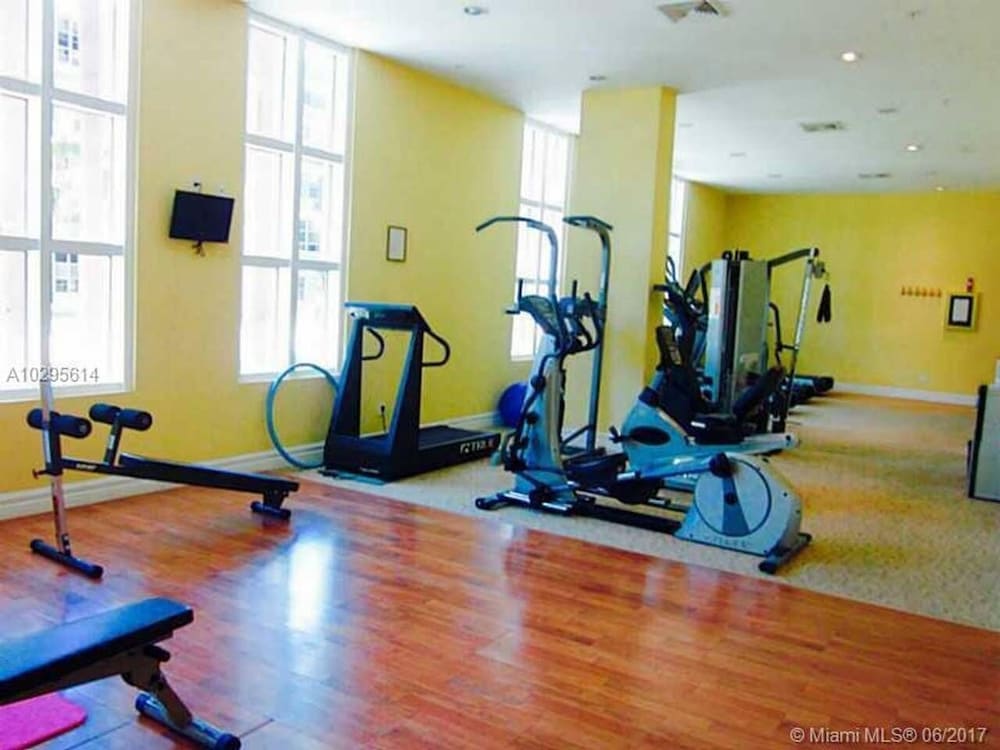 Beautiful Modern 2bd/2bth Apt. min to beach 🌴 ⛱️ 🏊♀️ 𝘉𝘺 𝘋𝘦𝘴𝘪𝘨𝘯𝘦𝘥𝘝𝘙