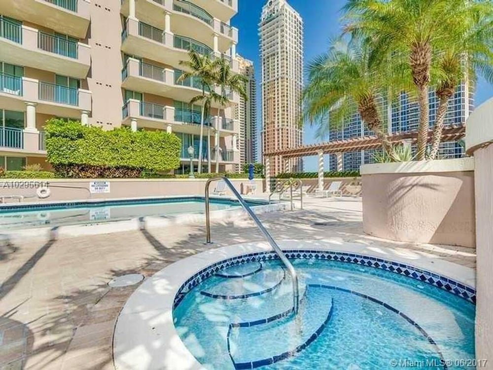 Beautiful Modern 2bd/2bth Apt. min to beach 🌴 ⛱️ 🏊♀️ 𝘉𝘺 𝘋𝘦𝘴𝘪𝘨𝘯𝘦𝘥𝘝𝘙
