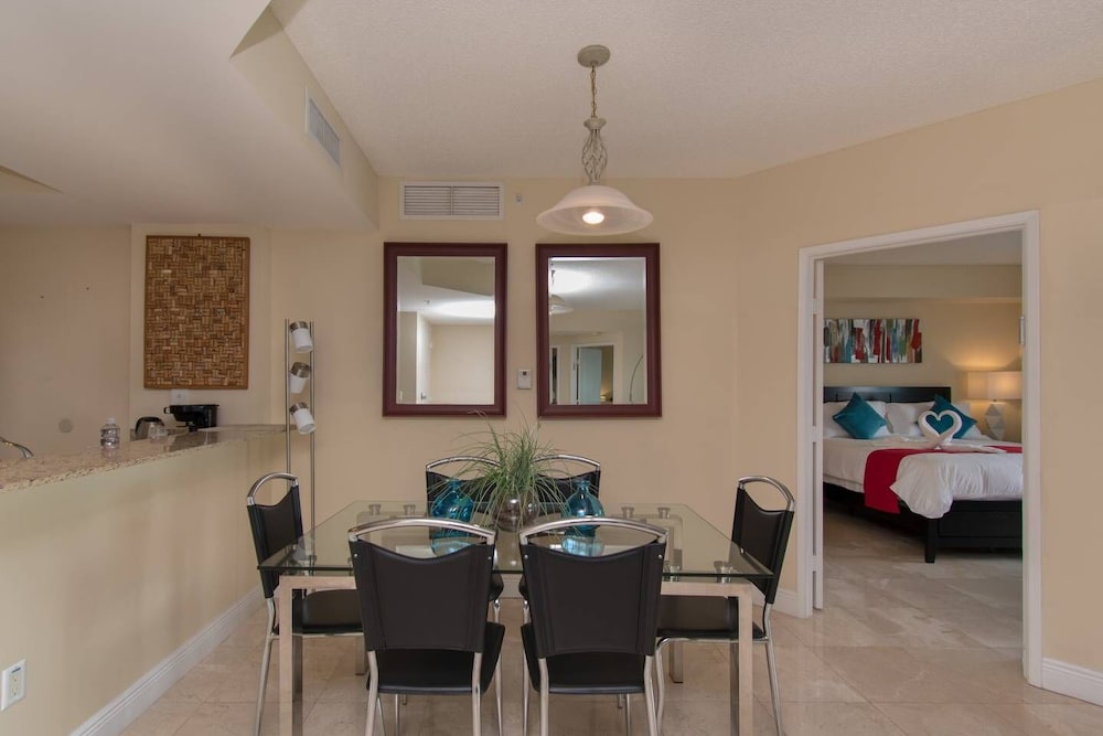 Beautiful Modern 2bd/2bth Apt. min to beach 🌴 ⛱️ 🏊♀️ 𝘉𝘺 𝘋𝘦𝘴𝘪𝘨𝘯𝘦𝘥𝘝𝘙