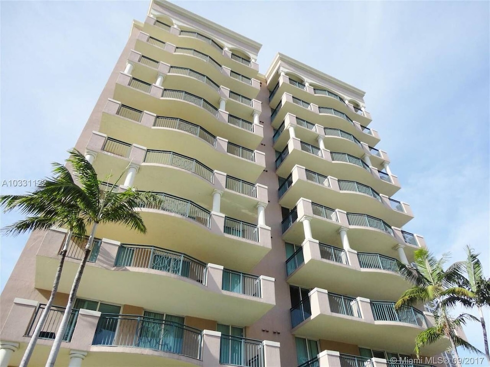 Beautiful Modern 2bd/2bth Apt. min to beach 🌴 ⛱️ 🏊♀️ 𝘉𝘺 𝘋𝘦𝘴𝘪𝘨𝘯𝘦𝘥𝘝𝘙