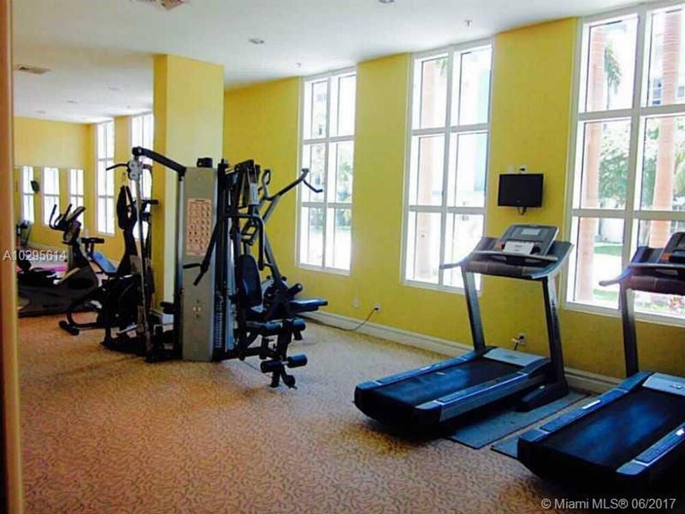 Beautiful Modern 2bd/2bth Apt. min to beach 🌴 ⛱️ 🏊♀️ 𝘉𝘺 𝘋𝘦𝘴𝘪𝘨𝘯𝘦𝘥𝘝𝘙