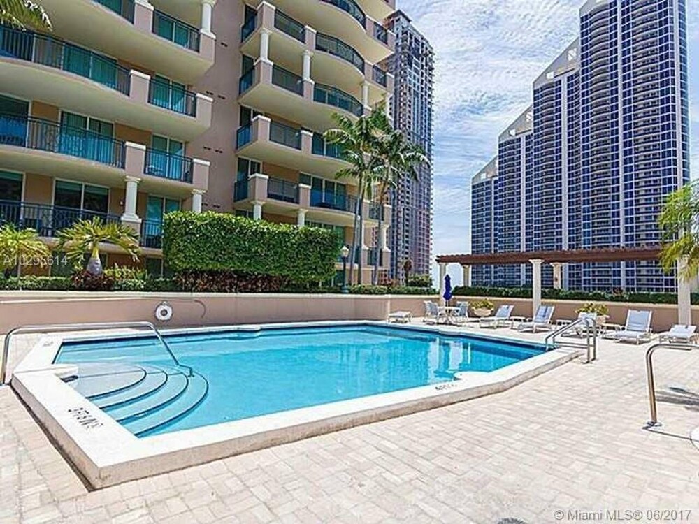 Beautiful Modern 2bd/2bth Apt. min to beach 🌴 ⛱️ 🏊♀️ 𝘉𝘺 𝘋𝘦𝘴𝘪𝘨𝘯𝘦𝘥𝘝𝘙