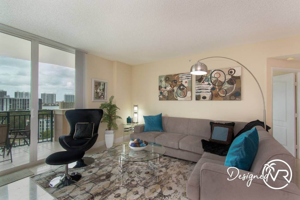 Beautiful Modern 2bd/2bth Apt. min to beach 🌴 ⛱️ 🏊♀️ 𝘉𝘺 𝘋𝘦𝘴𝘪𝘨𝘯𝘦𝘥𝘝𝘙
