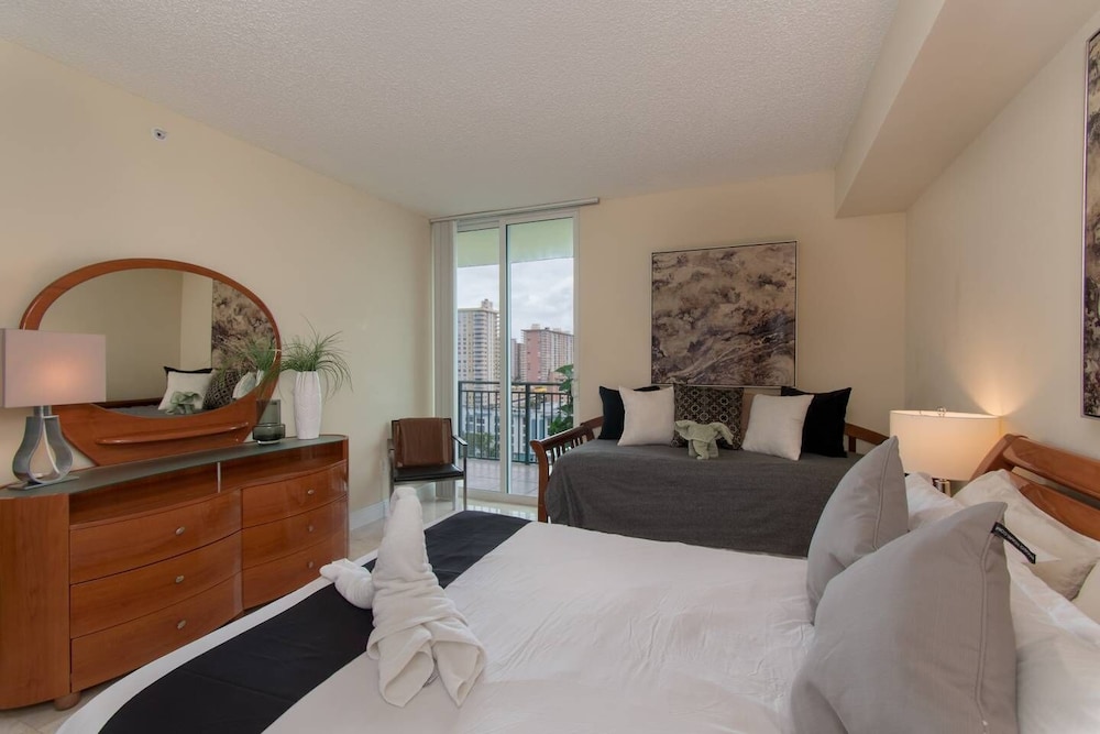 Beautiful Modern 2bd/2bth Apt. min to beach 🌴 ⛱️ 🏊♀️ 𝘉𝘺 𝘋𝘦𝘴𝘪𝘨𝘯𝘦𝘥𝘝𝘙