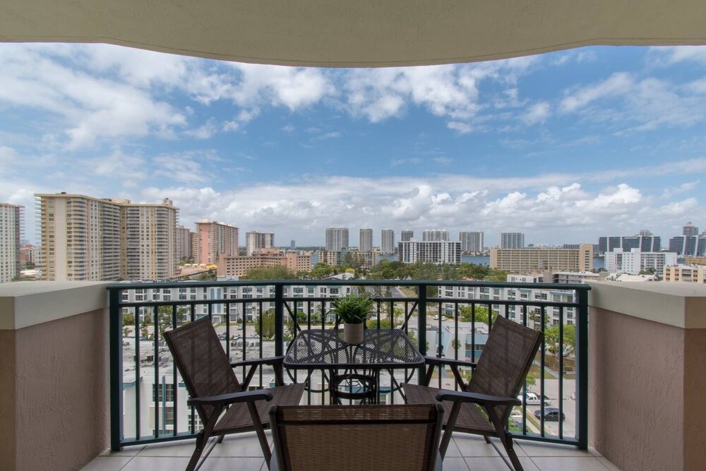 Beautiful Modern 2bd/2bth Apt. min to beach 🌴 ⛱️ 🏊♀️ 𝘉𝘺 𝘋𝘦𝘴𝘪𝘨𝘯𝘦𝘥𝘝𝘙