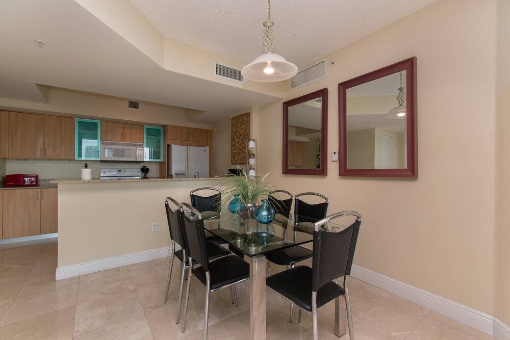 Beautiful Modern 2bd/2bth Apt. min to beach 🌴 ⛱️ 🏊♀️ 𝘉𝘺 𝘋𝘦𝘴𝘪𝘨𝘯𝘦𝘥𝘝𝘙