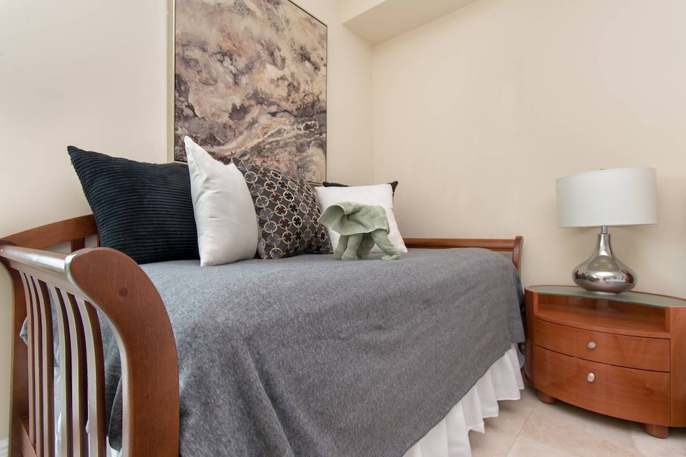 Beautiful Modern 2bd/2bth Apt. min to beach 🌴 ⛱️ 🏊♀️ 𝘉𝘺 𝘋𝘦𝘴𝘪𝘨𝘯𝘦𝘥𝘝𝘙