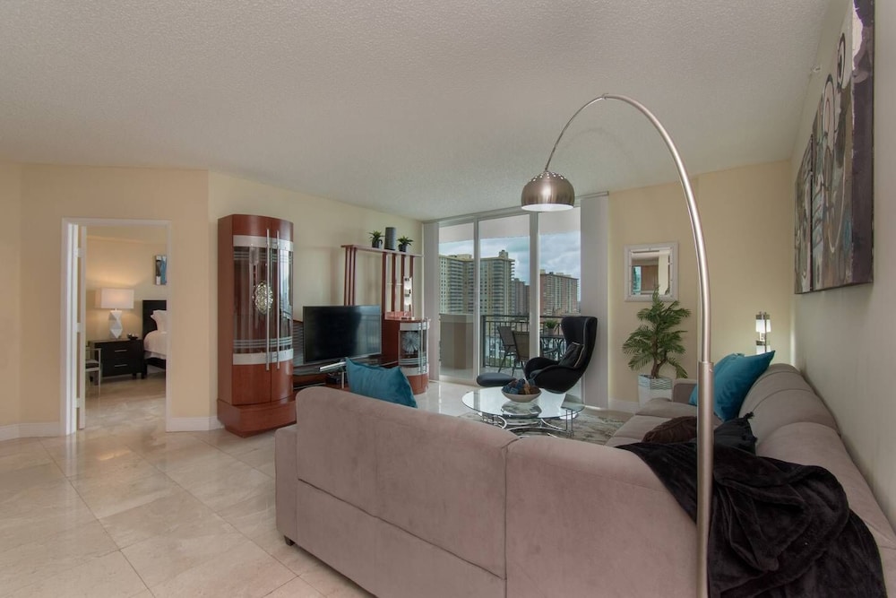 Beautiful Modern 2bd/2bth Apt. min to beach 🌴 ⛱️ 🏊♀️ 𝘉𝘺 𝘋𝘦𝘴𝘪𝘨𝘯𝘦𝘥𝘝𝘙