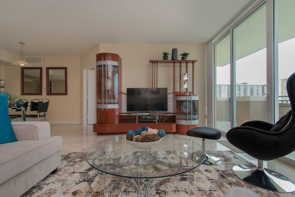 Beautiful Modern 2bd/2bth Apt. min to beach 🌴 ⛱️ 🏊♀️ 𝘉𝘺 𝘋𝘦𝘴𝘪𝘨𝘯𝘦𝘥𝘝𝘙