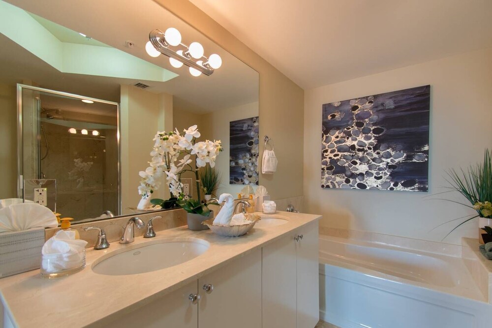 Beautiful Modern 2bd/2bth Apt. min to beach 🌴 ⛱️ 🏊♀️ 𝘉𝘺 𝘋𝘦𝘴𝘪𝘨𝘯𝘦𝘥𝘝𝘙