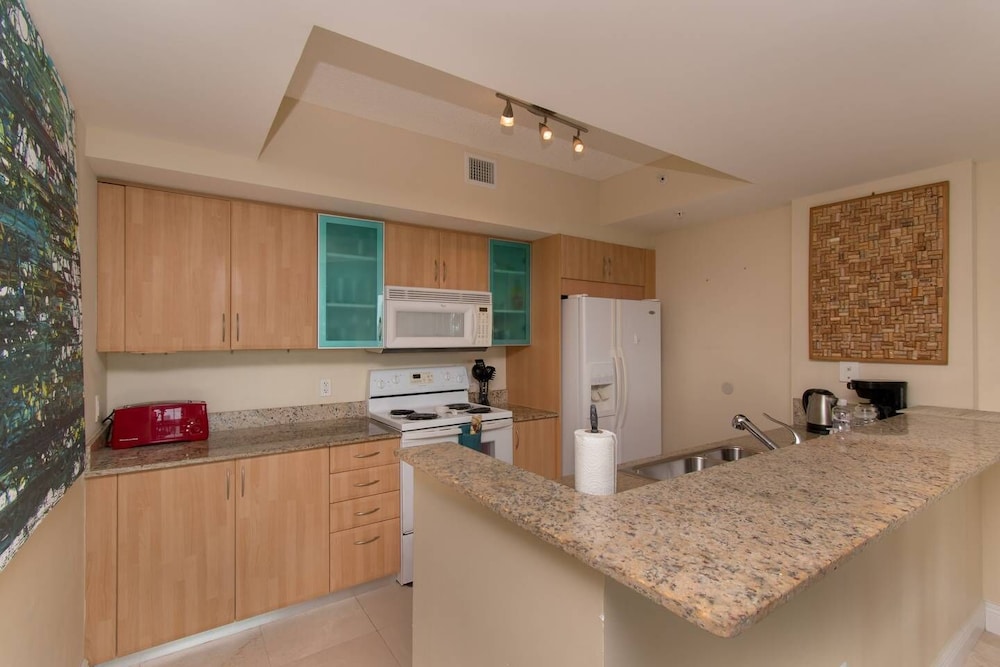 Beautiful Modern 2bd/2bth Apt. min to beach 🌴 ⛱️ 🏊♀️ 𝘉𝘺 𝘋𝘦𝘴𝘪𝘨𝘯𝘦𝘥𝘝𝘙