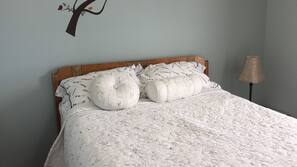 4 bedrooms, iron/ironing board, WiFi, linens