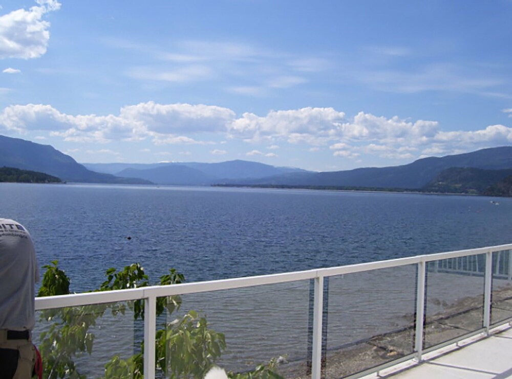 Beautiful 6 Bdrm House Overlooking Stunning Lake and Boat Dock.pet/kid Friendly in Salmon Arm, Canada