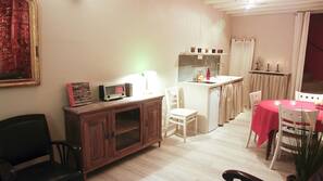 Full-sized fridge, microwave, oven, hob