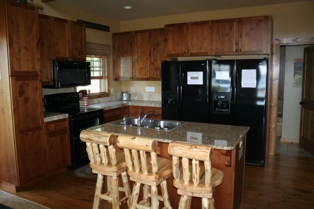 Private HOT TUB in Home - ALL Resort Amenities Included Free in Bemidji, United States