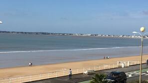 Plage à proximité, chaises longues, serviettes de plage