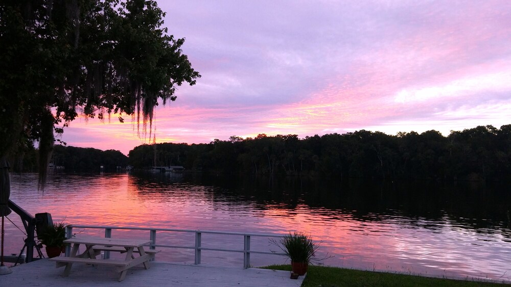 Homosassa Riverfront Retreat Deep Dock Family Friendly! Relax