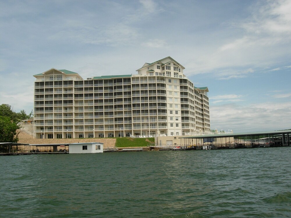 Beautiful Lakeview 4bdr. Condo the Towers at Parkview Bay 314537