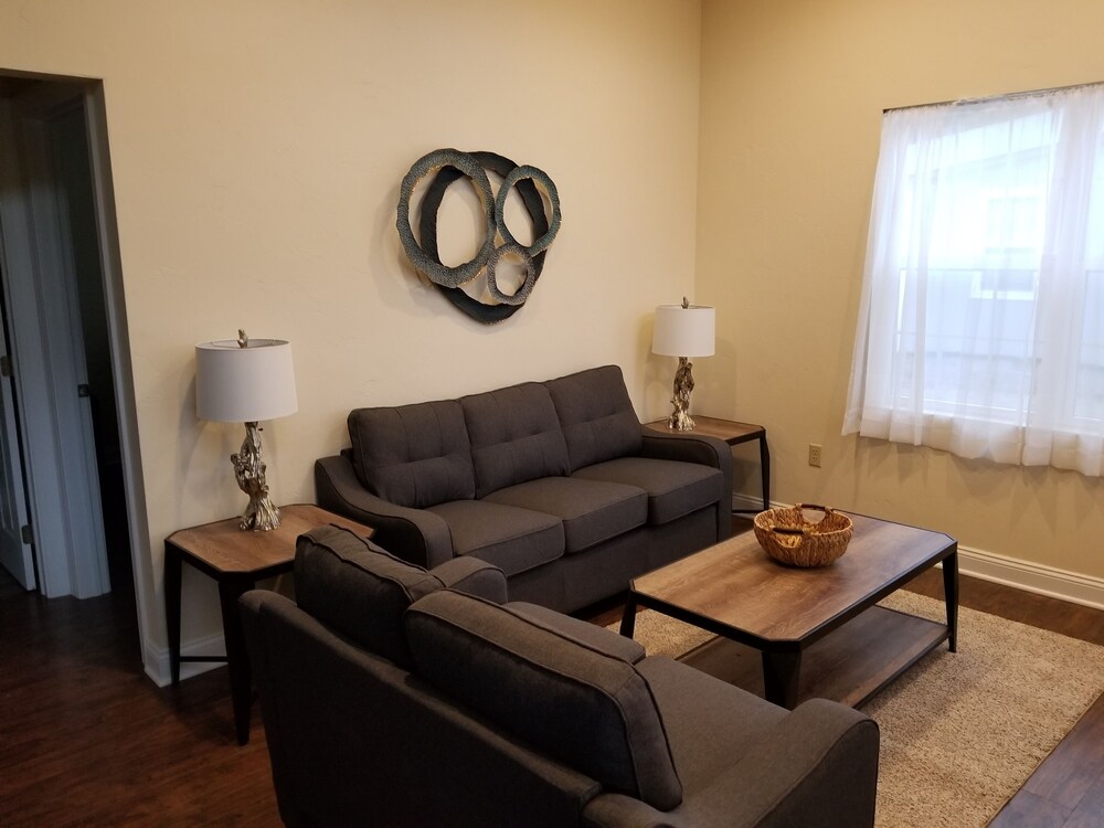 2 Bedroom Brand new Modern Cottage Best Location in Ligonier pet Friendly in Greensburg, United States