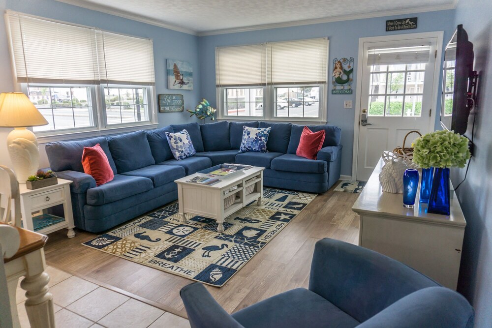 Newly Painted 3 Bed Room And Close To The Beach Location 300