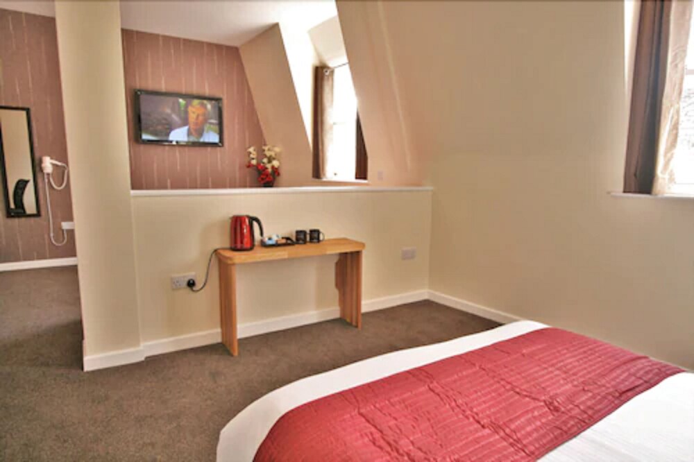 Room, Central Hotel Gloucester by Roomsbooked