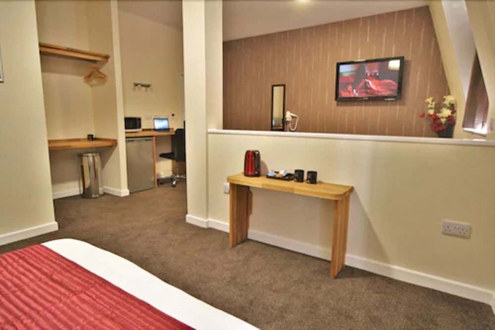 Room, Central Hotel Gloucester by Roomsbooked