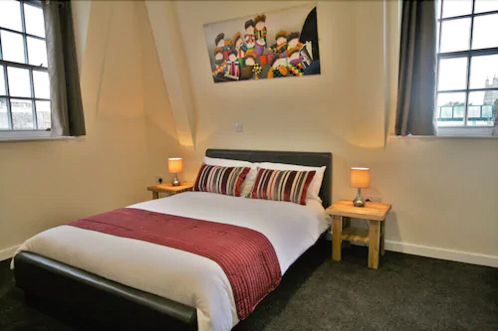 Room, Central Hotel Gloucester by Roomsbooked