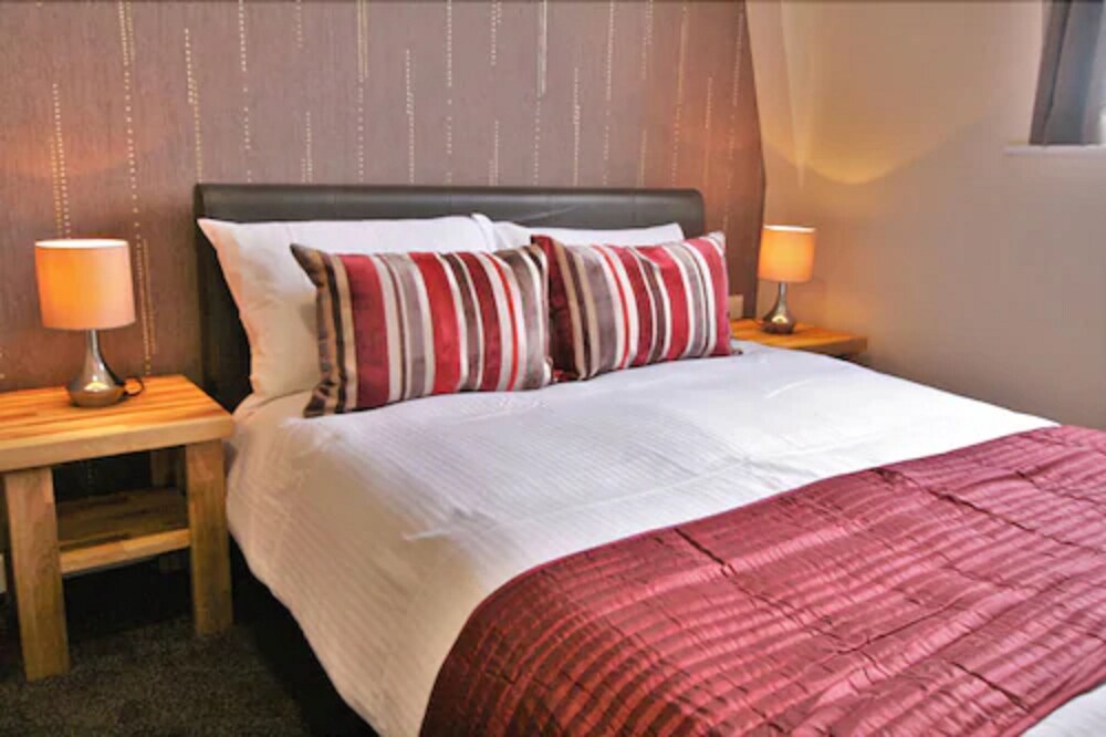 Room, Central Hotel Gloucester by Roomsbooked